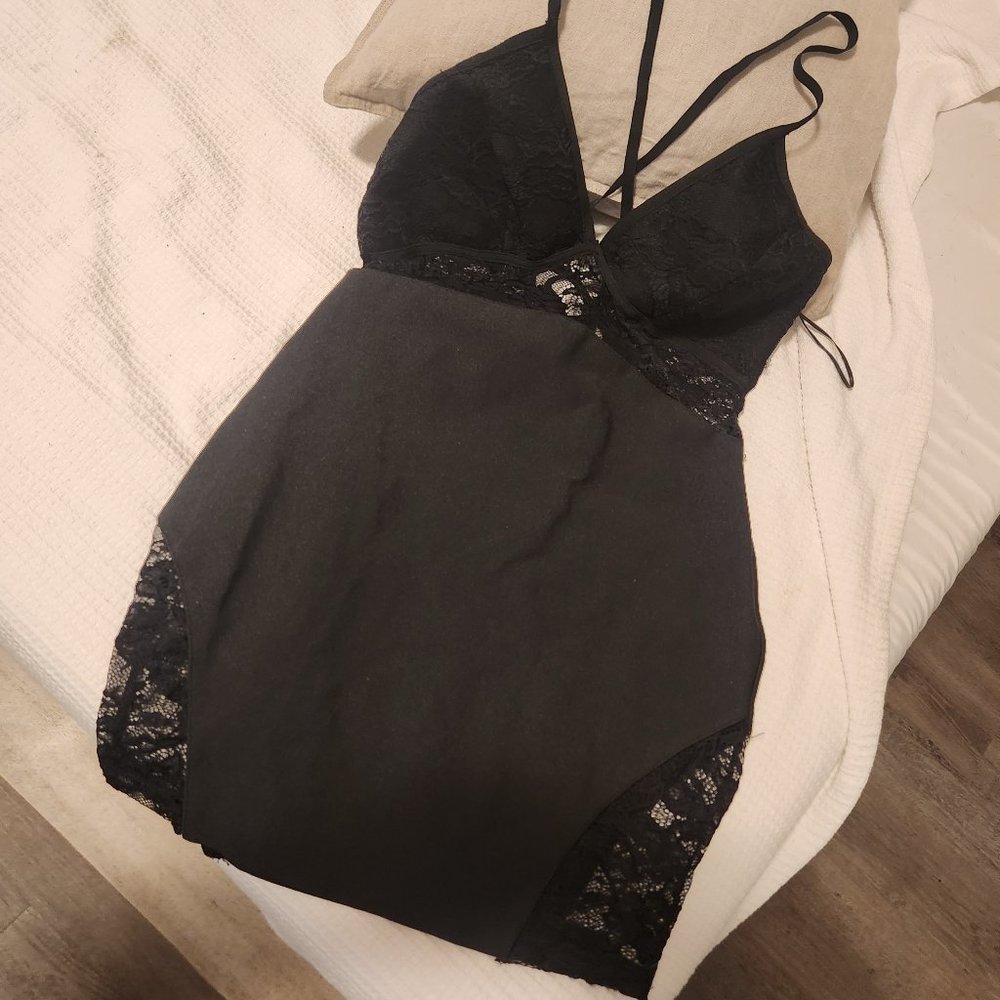 Lace detailing black bandage dress